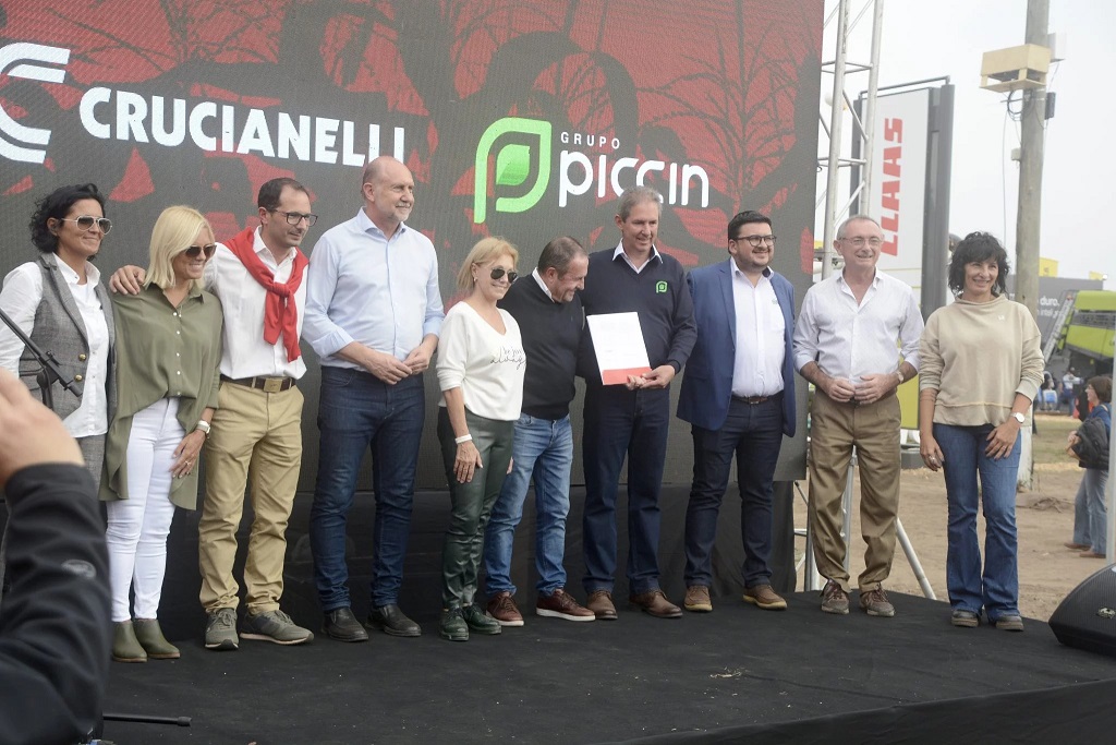 La empresa argentina Crucianelli y el grupo brasilero Piccin firmaron un acuerdo para la fabricación de sembradoras en el vecino país