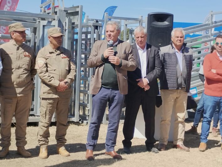 Expo Jesús María: Busso defendió al campo, entregó maquinarias, aportes y patrullas rurales
