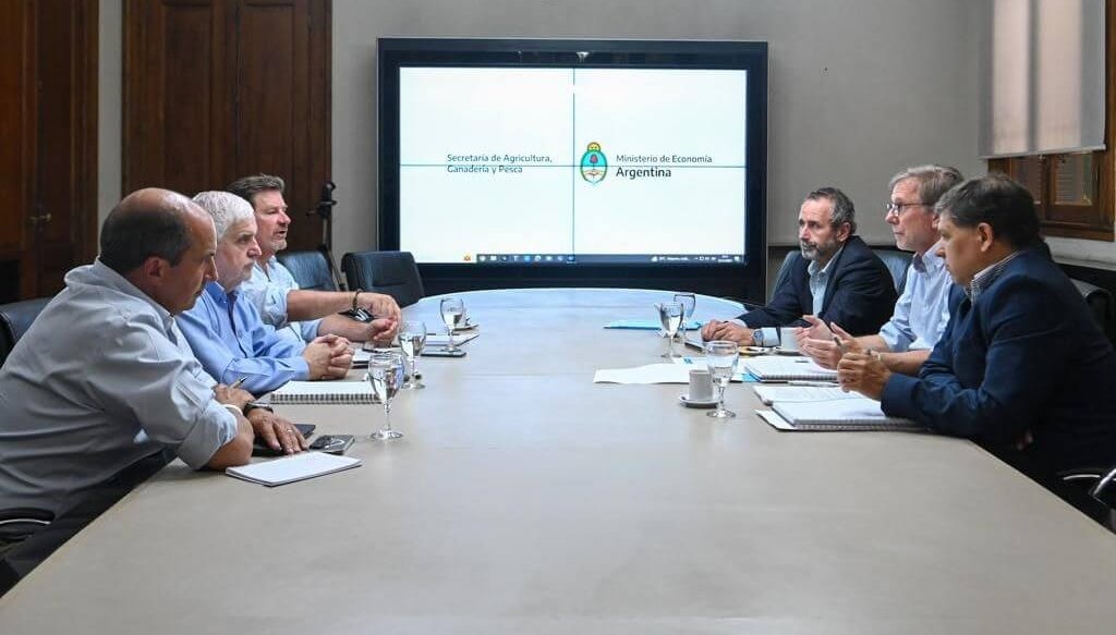 Primera reunión de la transición en Agricultura y la presencia de Fernando Vilella al frente de la Secretaría