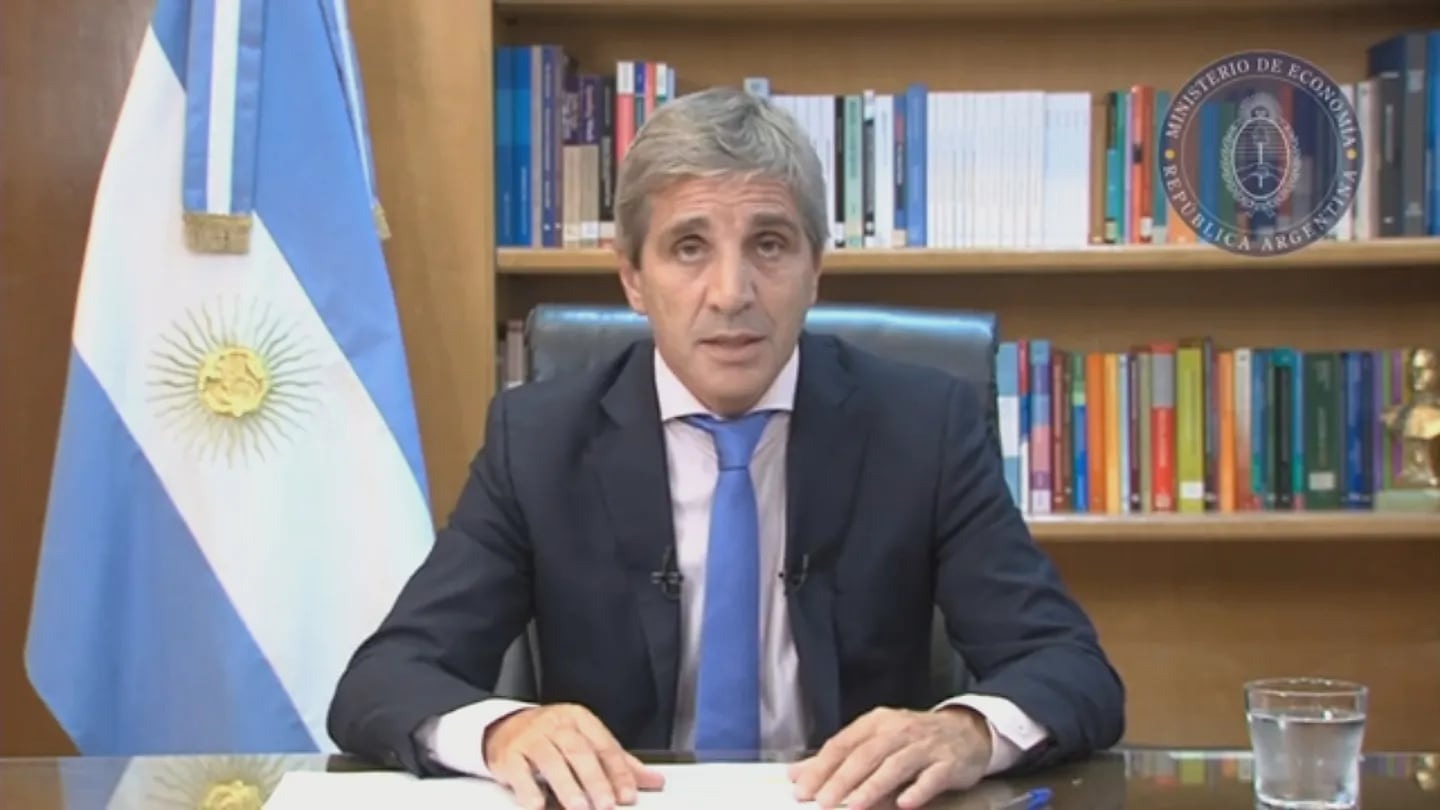Caputo anunció un dólar oficial a $800 y la reducción de los subsidios al transporte y la energía
