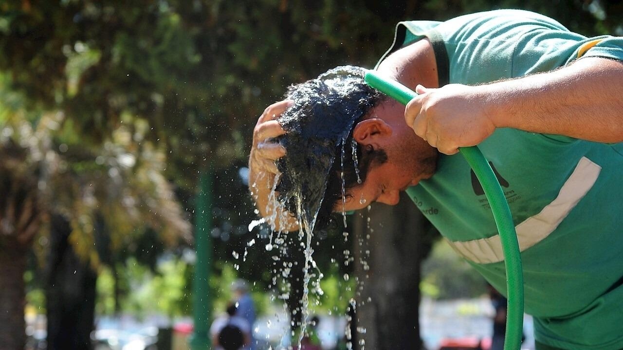 Alertas amarillas, naranjas y hasta rojas en 10 provincias por la ola de calor