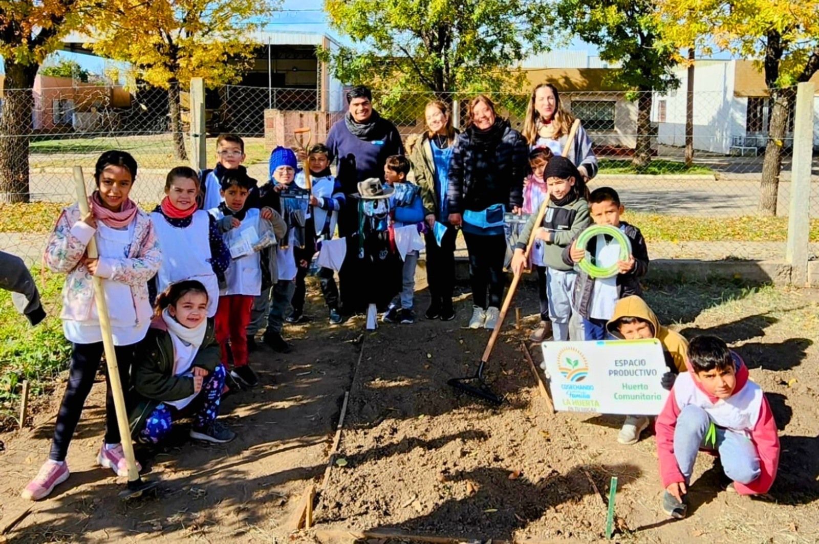 Cultivando Vínculos: 39 escuelas del interior y capital recibieron kits de herramientas y semillas de estación