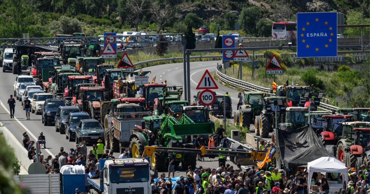 Agricultores españoles y franceses bloquean la frontera en protesta