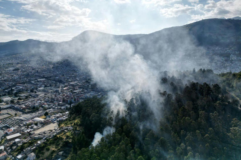 Incendio forestal en centro de Quito eleva manto de humo detrás de Virgen de El Panecillo