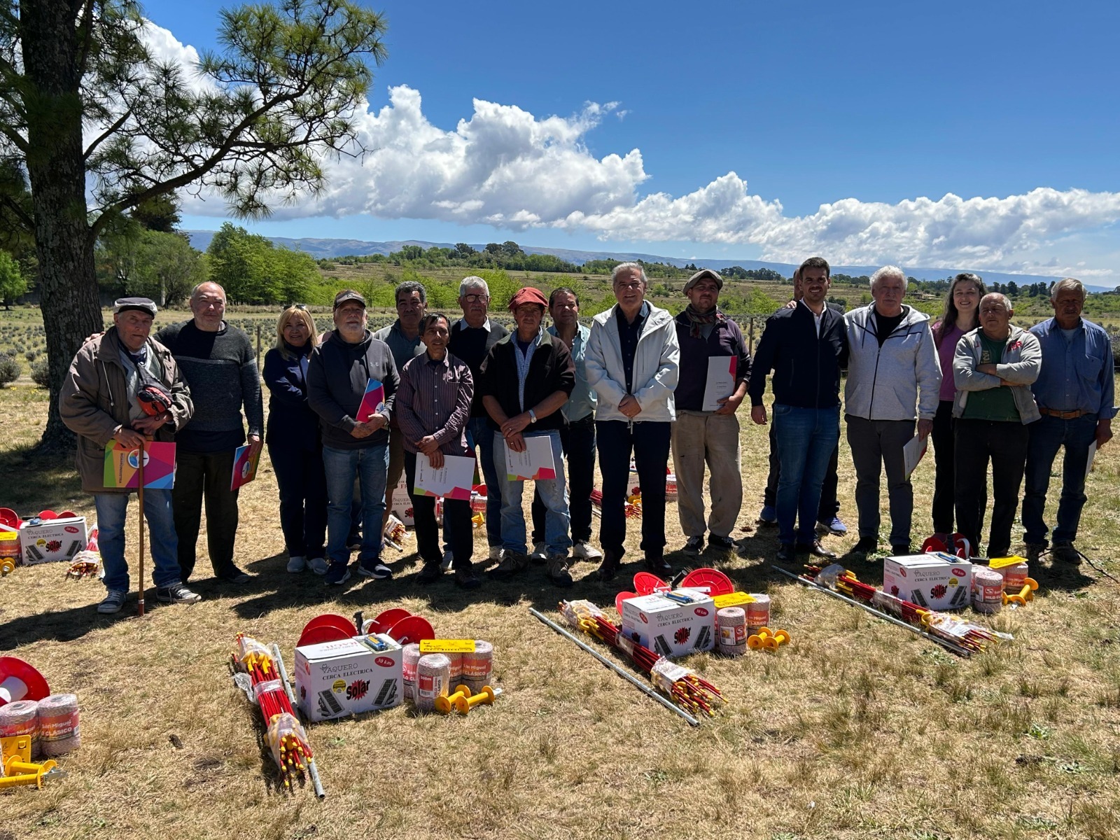 Incendios: entrega de insumos y aportes por casi $300 millones a productores afectados en Calamuchita