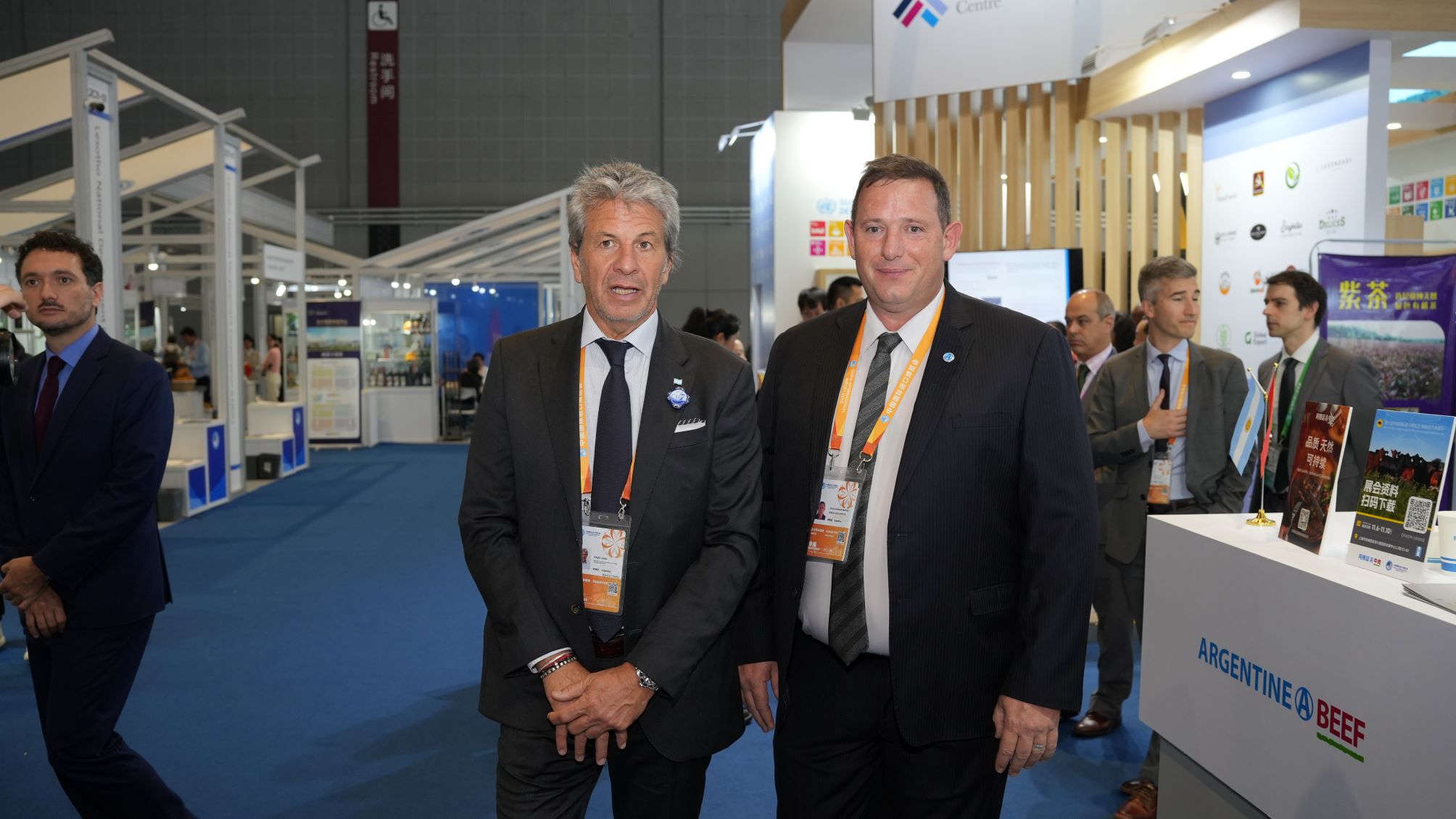 Juan Pazo visitó el stand del IPCVA en la CIIE de China