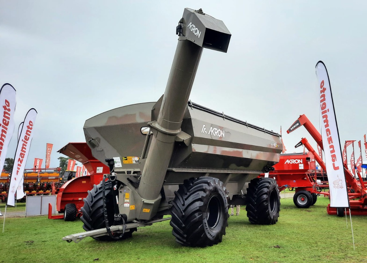 Seis nuevos equipos y canje cereal hasta mayo 2024 fue la propuesta de Akron en Expoagro