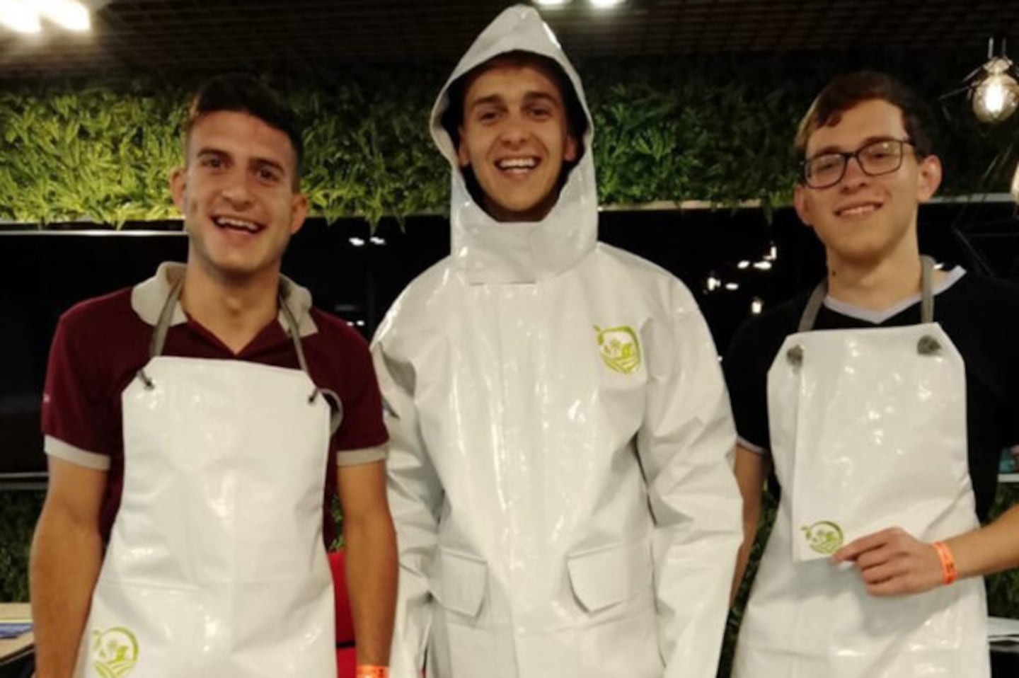 De los campos al aula y al mercado: estudiantes rurales crean ropa de trabajo con silobolsas recicladas y ya vendieron 2000 unidades