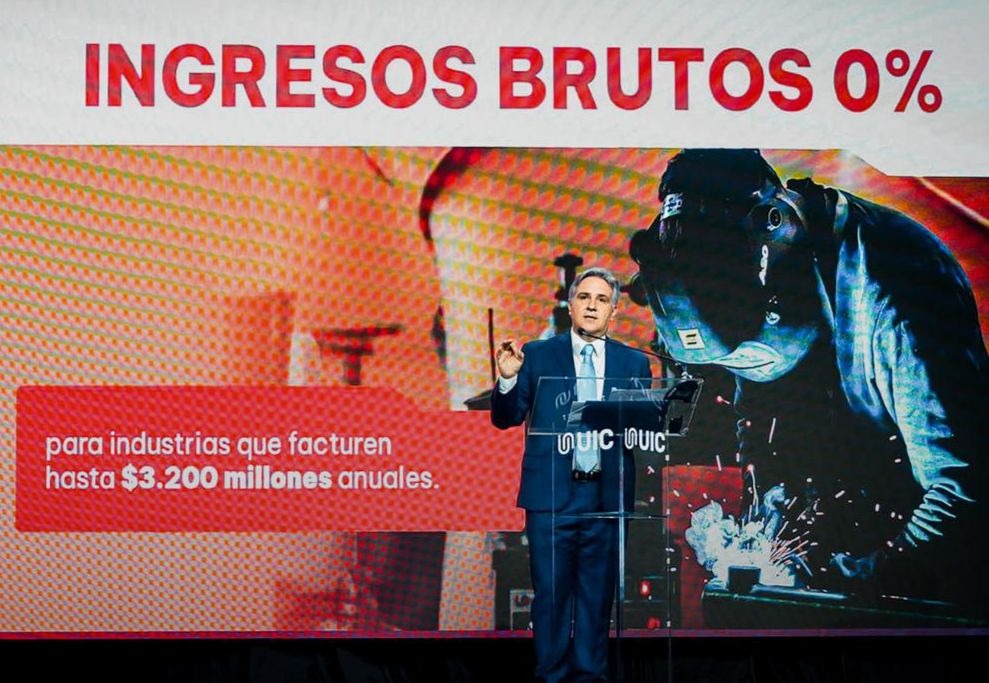 Llaryora reduce a 0 Ingresos Brutos a la Industria
