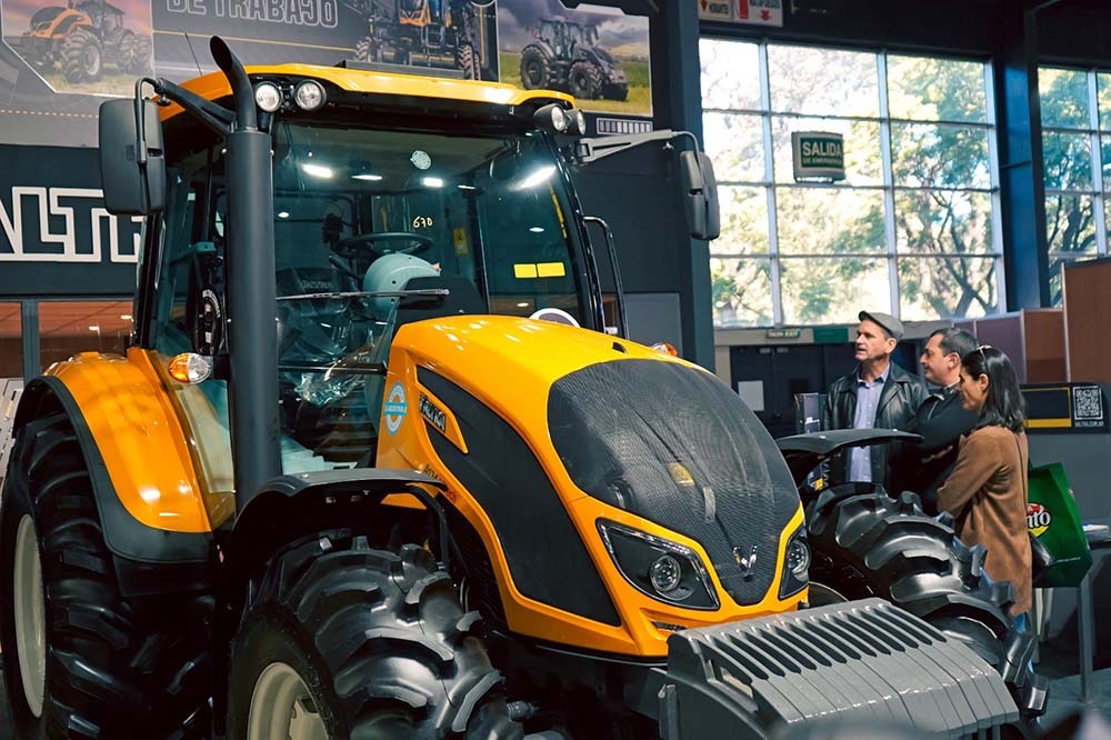 VALTRA presenta tecnología y potencia en el Congreso CREA 2025