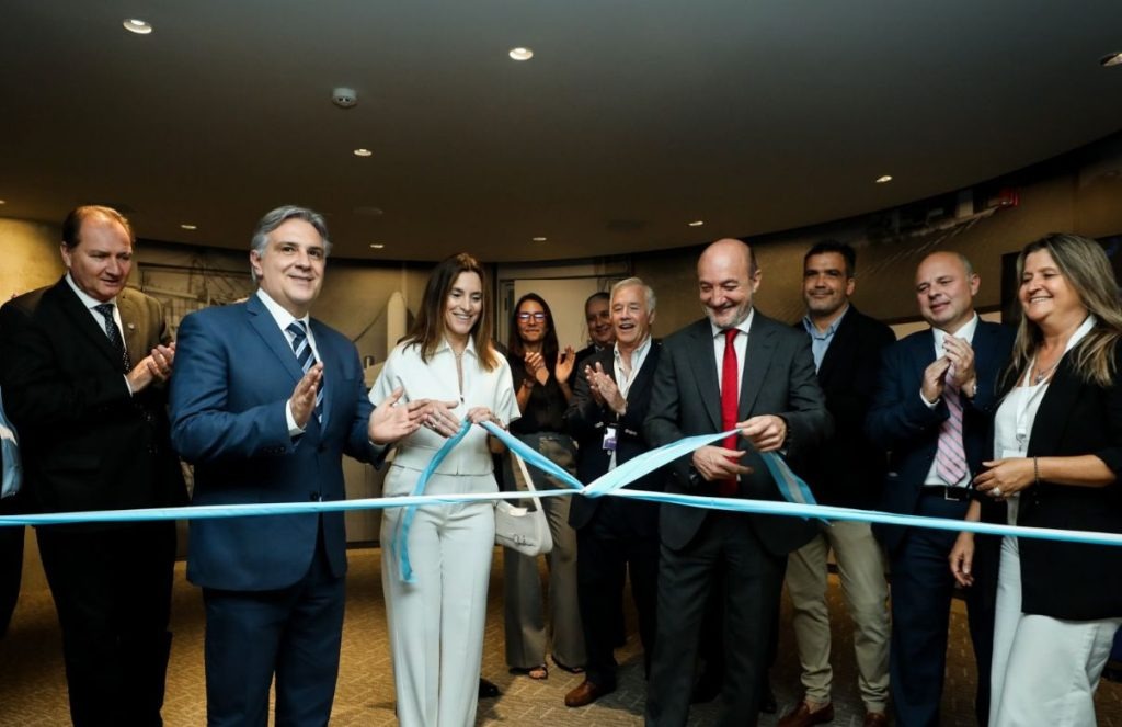 Llaryora inaugura la nueva sede de la Cámara de Comercio Exterior y subraya el valor de la colaboración público-privada