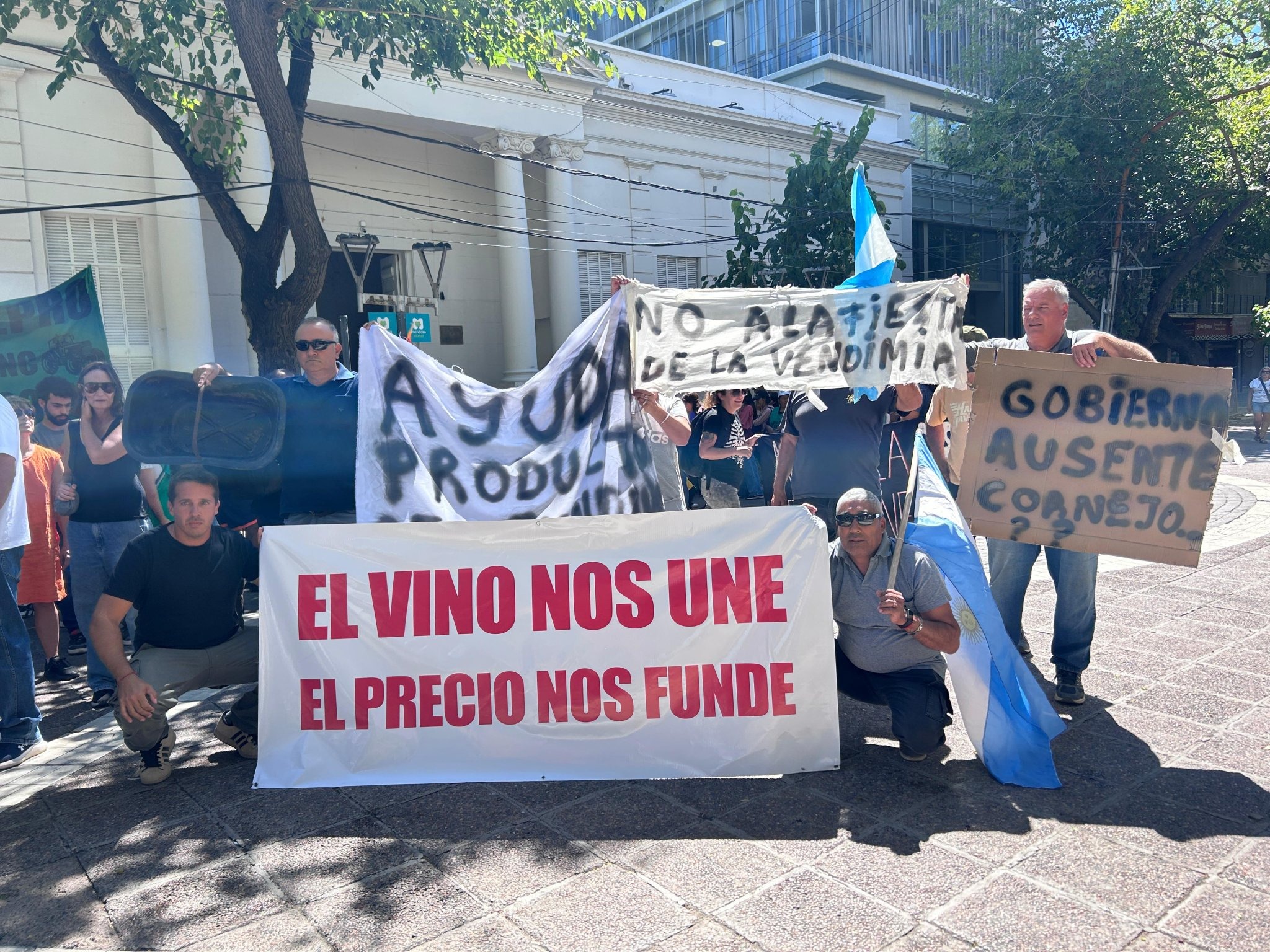 Protesta de productores en Mendoza: regalan frutas y verduras en reclamo por bajos precios