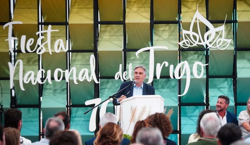 Gobernador Llaryora anuncia pavimentación y expansión de gas en Leones