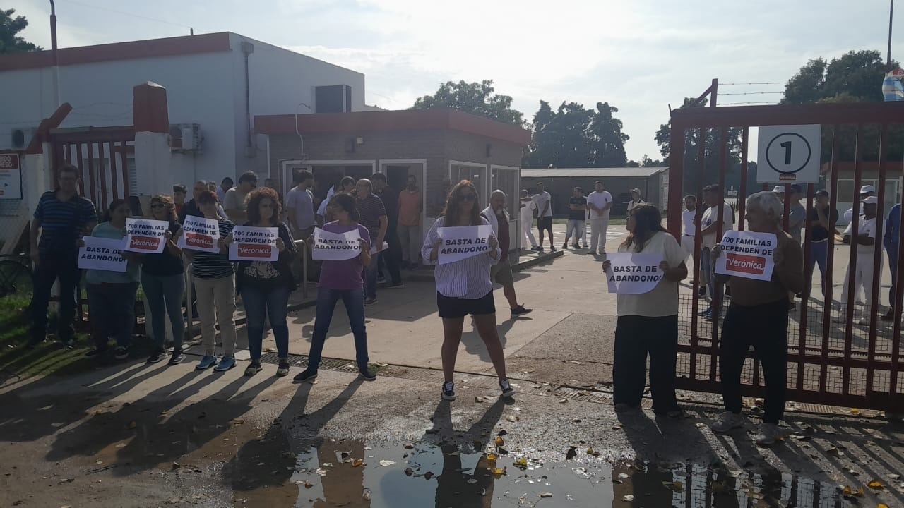 Crisis en la láctea Verónica: 700 familias en riesgo y un pueblo en vilo en Lehmann