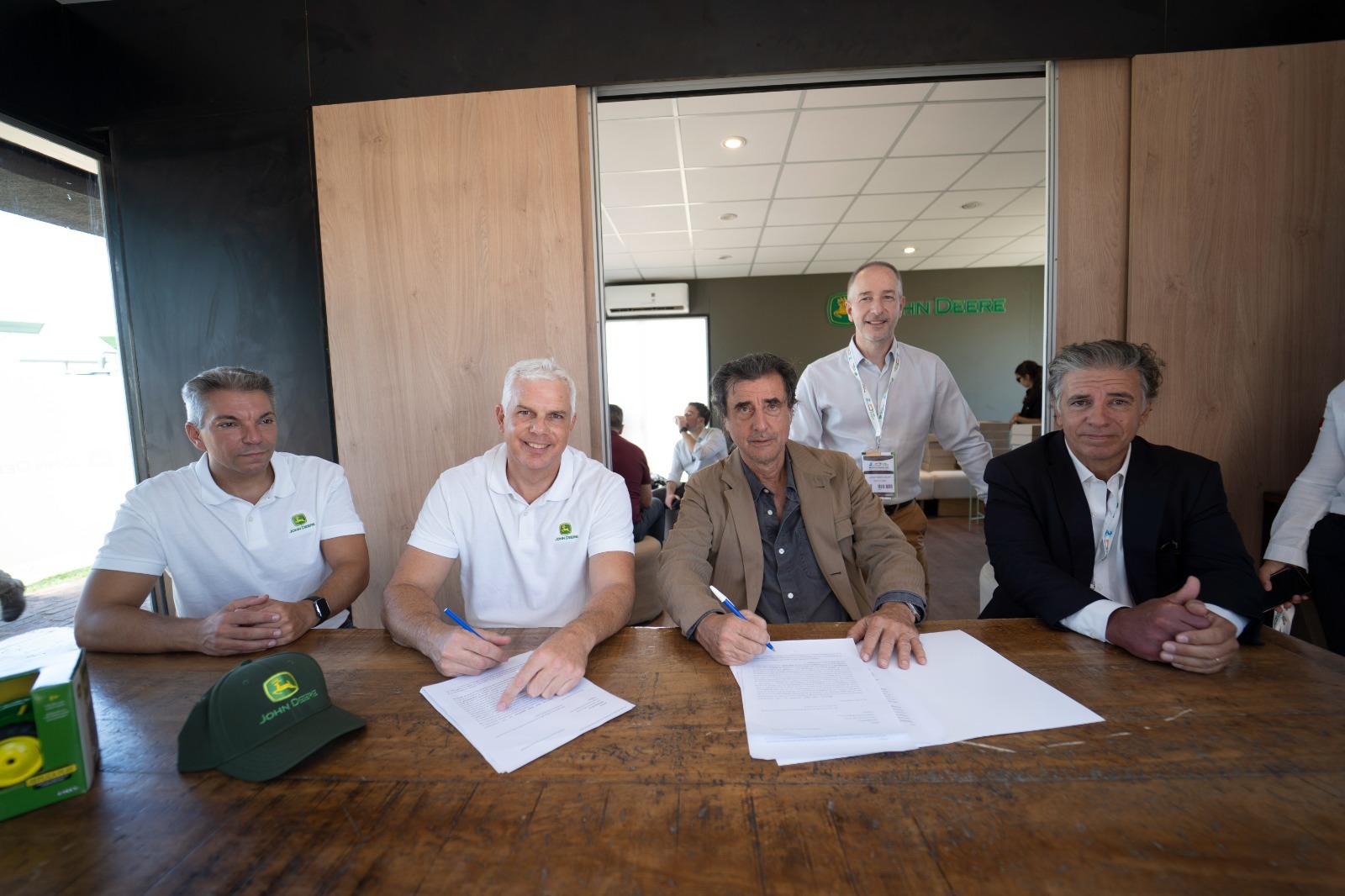 John Deere y Exponenciar firmaron un acuerdo para extender su alianza estratégica hasta 2030
