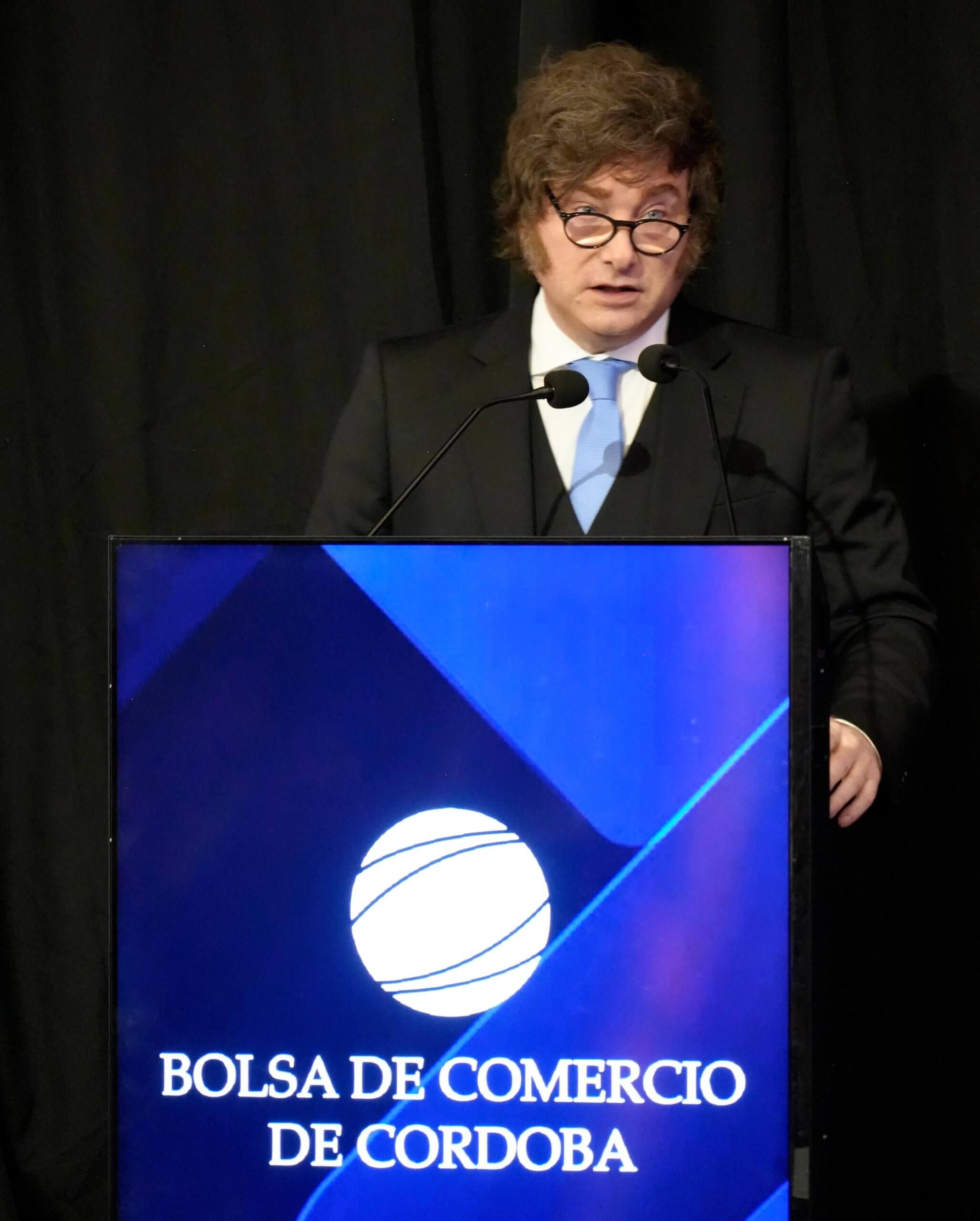 Milei critica las regulaciones sobre semillas y llama a un cambio en la Ley