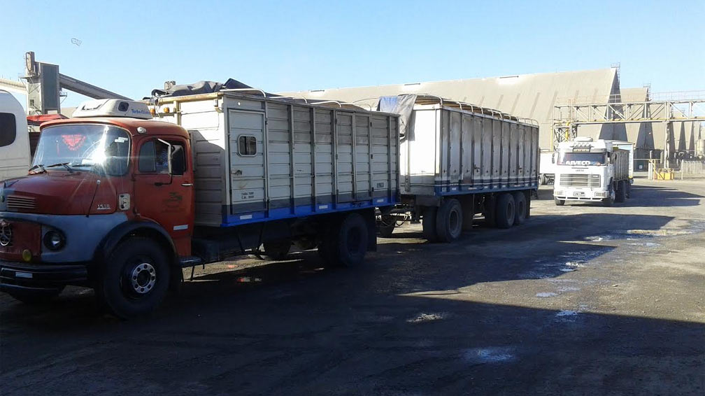 Arrancó el paro de transportes de granos