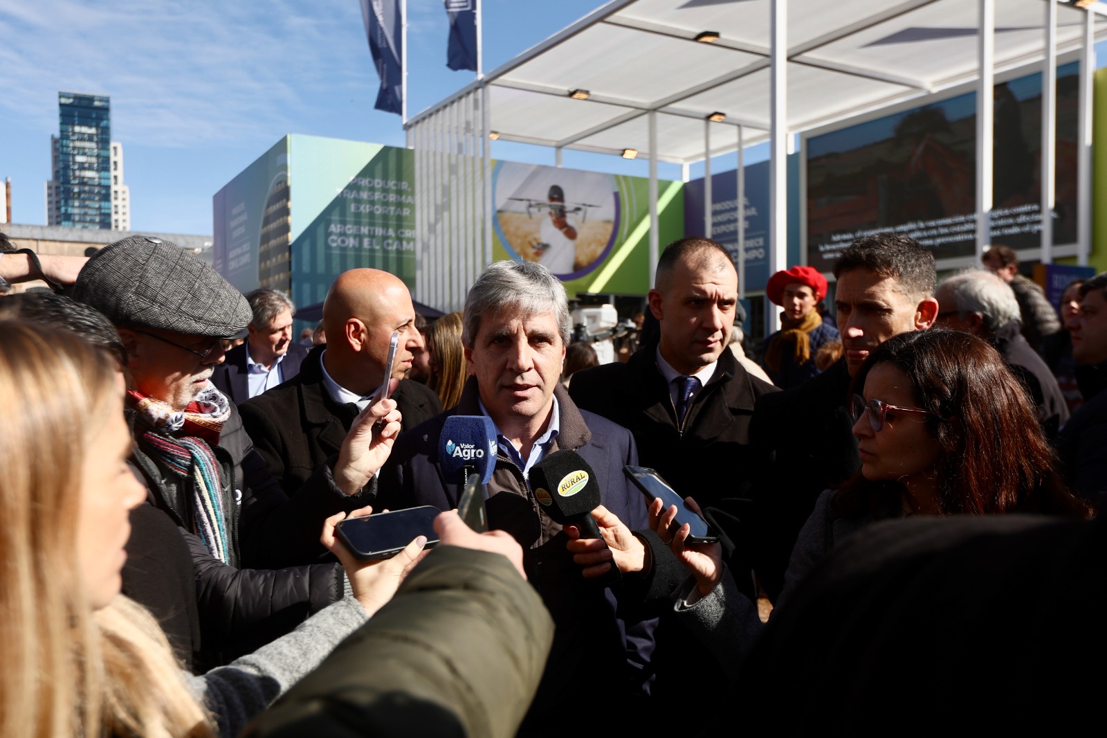 Luis Caputo: 