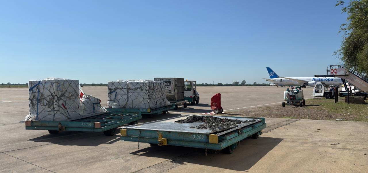 Autoridades y representantes del sector exportador durante el primer embarque aéreo de carne desde Córdoba