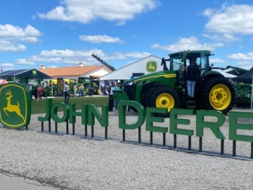 John Deere apoyando el desarrollo de jóvenes, estudiantes en sus primeros pasos en la agricultura digital