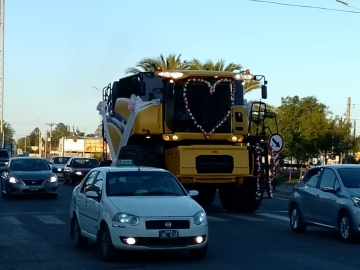 Se casaron y usaron una cosechadora como 