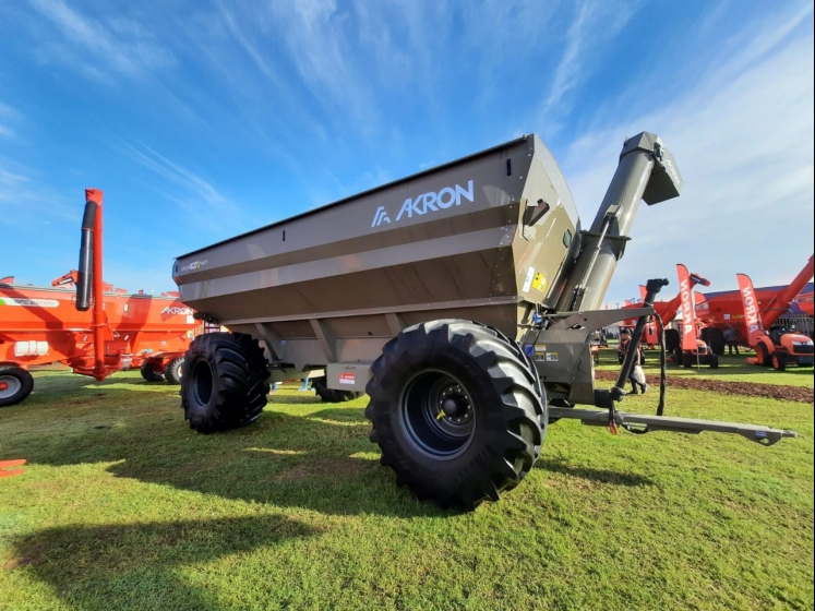 Seis nuevos equipos y canje cereal hasta mayo 2024 fue la propuesta de Akron en Expoagro